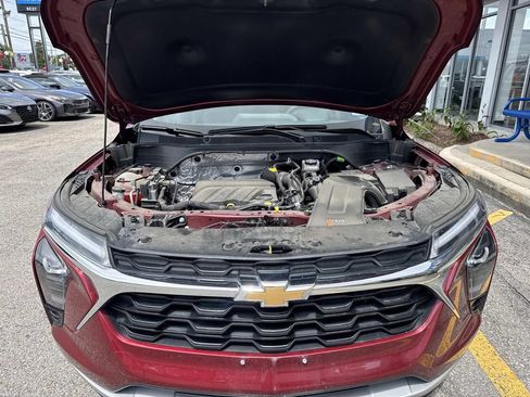 Used 2025 Chevrolet Trax LT FWD image 3