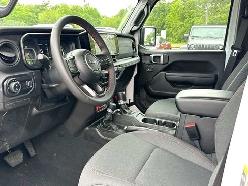 Used 2024 Jeep Gladiator Rubicon AWD/4WD image 18