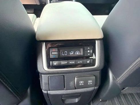 Used 2022 Subaru Ascent Limited w/ Technology Package AWD/4WD image 10