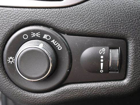 Used 2020 Jeep Cherokee Latitude w/ Cold Weather Group FWD image 12