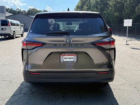Used 2022 Toyota Sienna XLE FWD image 6