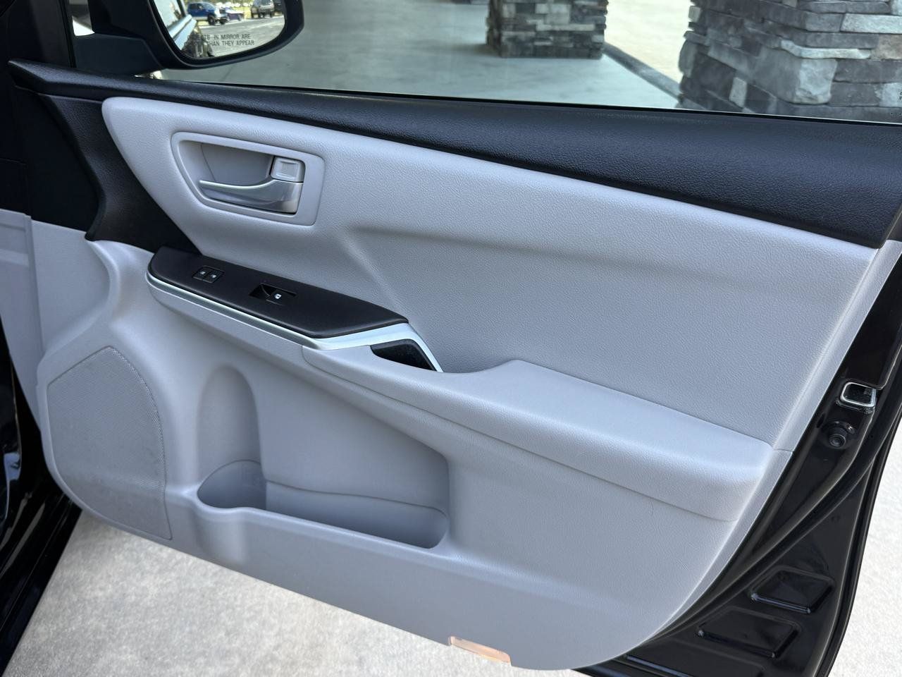 Used 2017 Toyota Camry LE FWD image 14