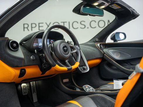Used 2019 McLaren 570S Spider image 2