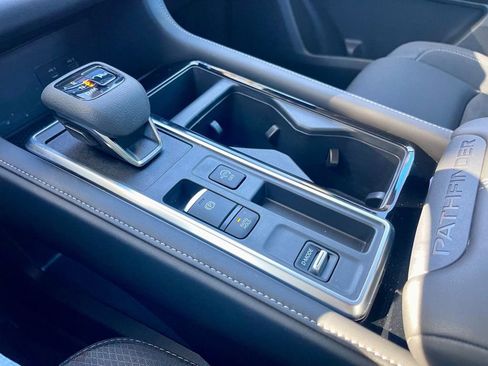 Used 2024 Nissan Pathfinder SV image 16