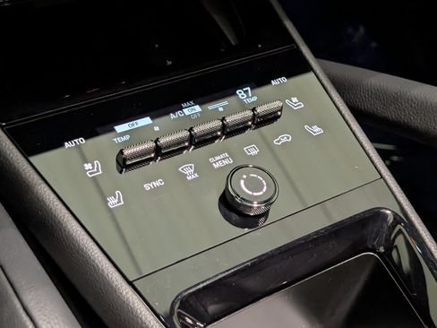 Certified 2025 Porsche Cayenne AWD/4WD image 36