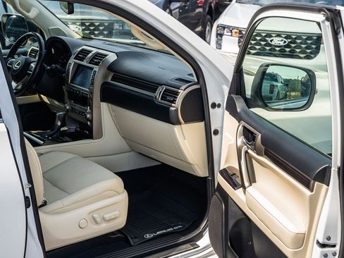 Used 2020 Lexus GX 460 Premium w/ Premium Package image 8