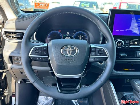 Certified 2025 Toyota Highlander Platinum AWD/4WD image 22