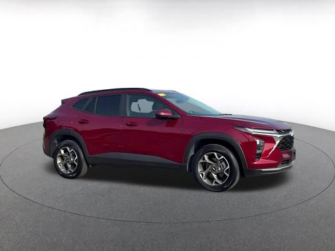 Used 2025 Chevrolet Trax LT w/ LT Convenience Package FWD image 2