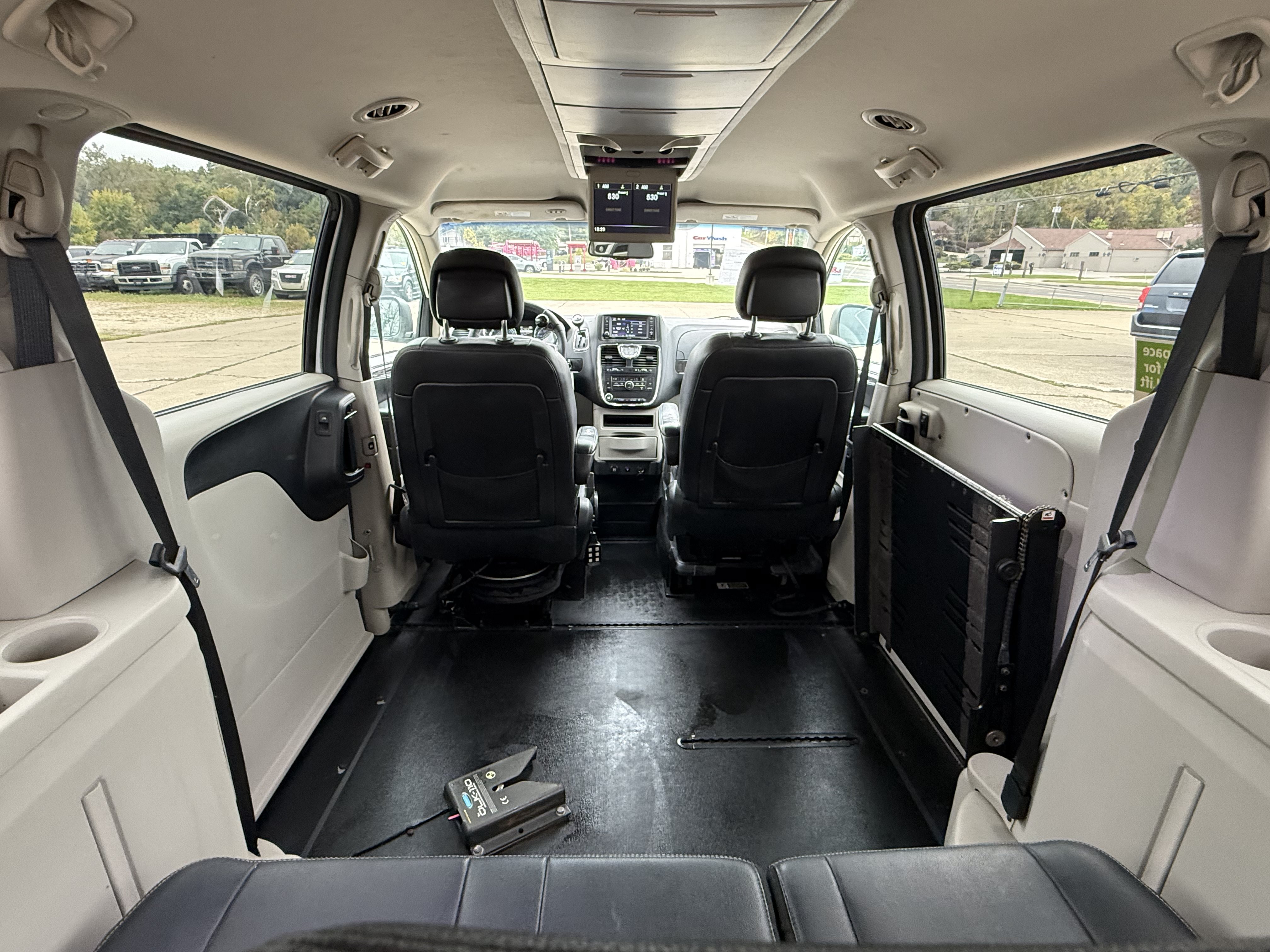 Used 2016 Chrysler Town & Country Touring FWD image 35