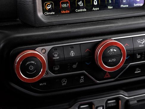 Used 2022 Jeep Wrangler Unlimited Sahara w/ Cold Weather Group image 31