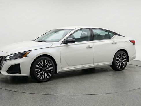 Used 2025 Nissan Altima 2.5 SV image 3