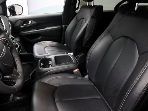 Used 2025 Chrysler Pacifica Select FWD image 24