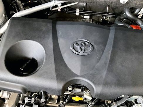 Used 2023 Toyota Venza Limited image 30