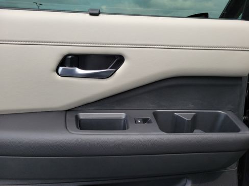 Used 2025 Nissan Pathfinder SL w/ SL Premium Package image 12