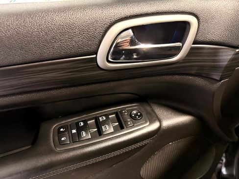 Used 2019 Jeep Grand Cherokee Laredo image 13