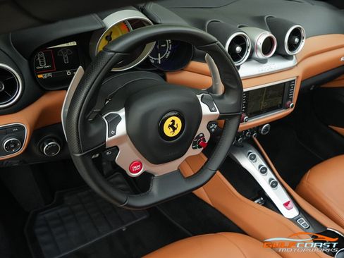 Used 2017 Ferrari California T RWD image 33