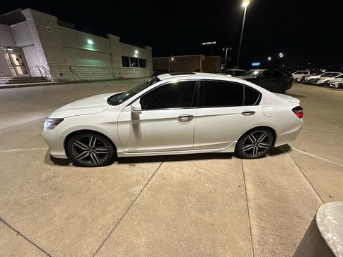 Used 2017 Honda Accord Touring image 5