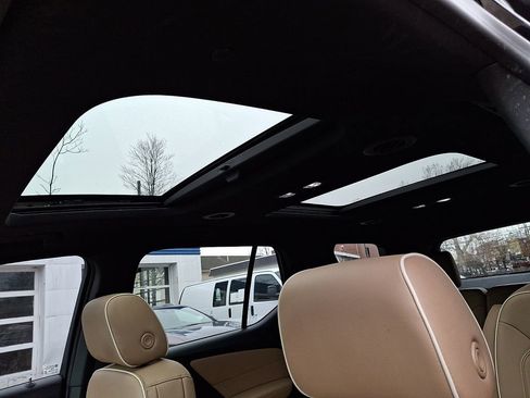 Used 2023 Chevrolet Traverse Premier image 15