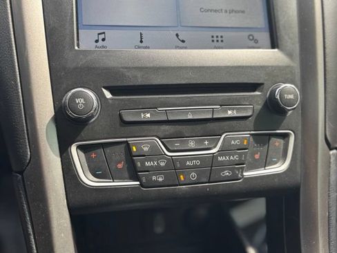 Used 2017 Ford Fusion SE w/ Equipment Group 201A FWD image 12