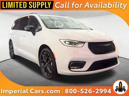 Used 2025 Chrysler Pacifica Limited w/ Trailer Tow Group AWD/4WD image 1