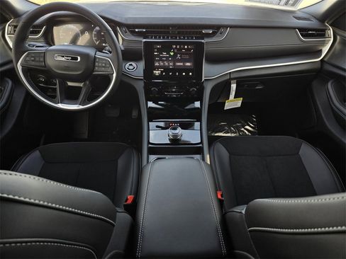 New 2025 Jeep Grand Cherokee Altitude image 13