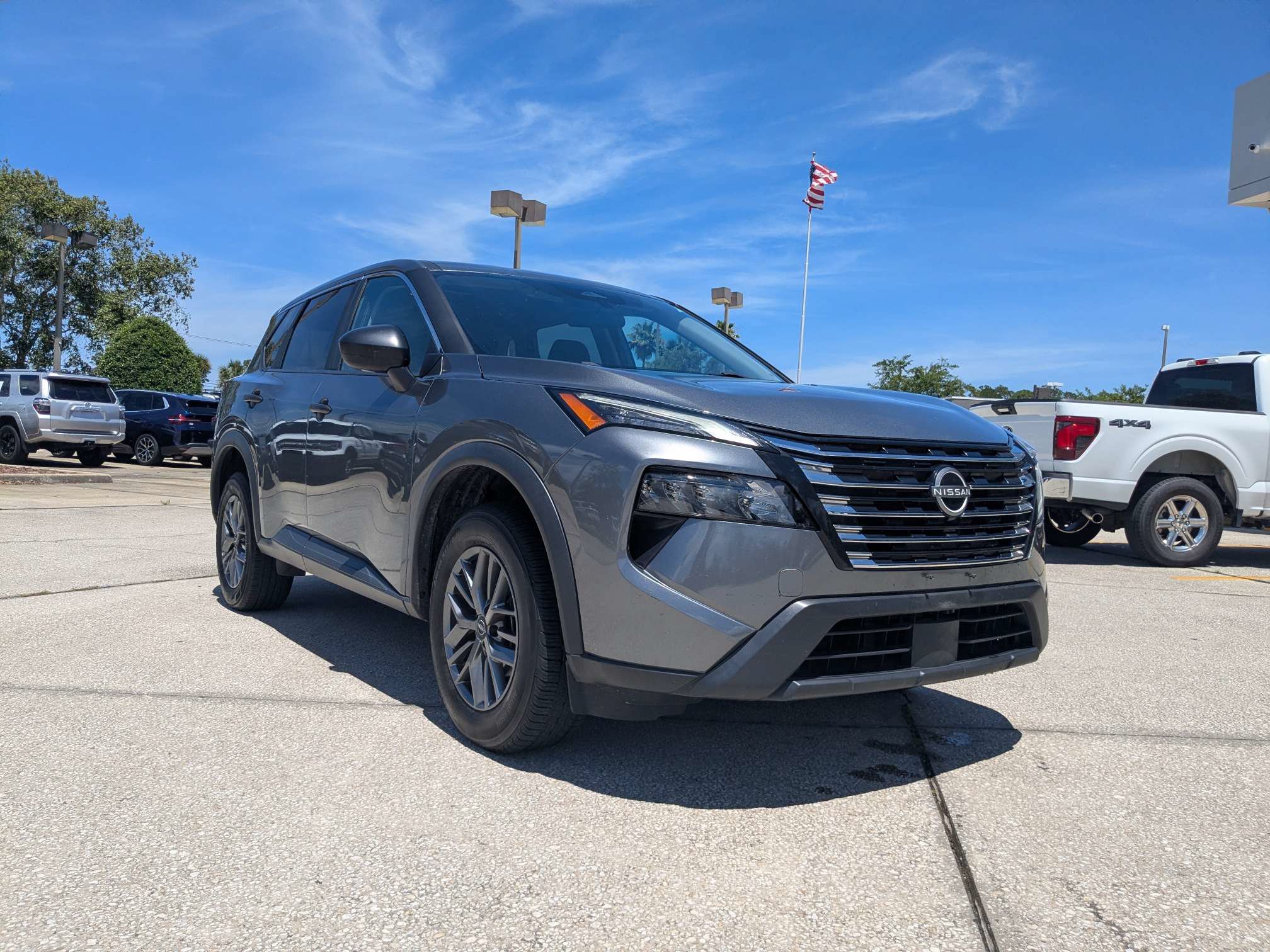 Used 2024 Nissan Rogue S AWD/4WD image 2