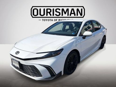 Used 2025 Toyota Camry SE w/ Convenience Package FWD image 9