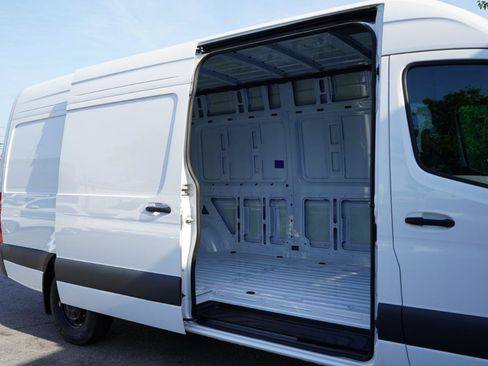 Used 2025 Mercedes-Benz Sprinter 2500 image 30