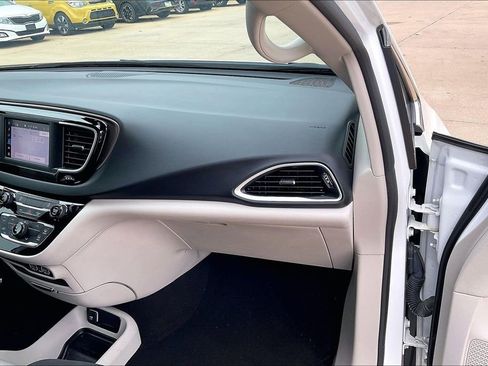 Used 2023 Chrysler Voyager LX FWD image 15