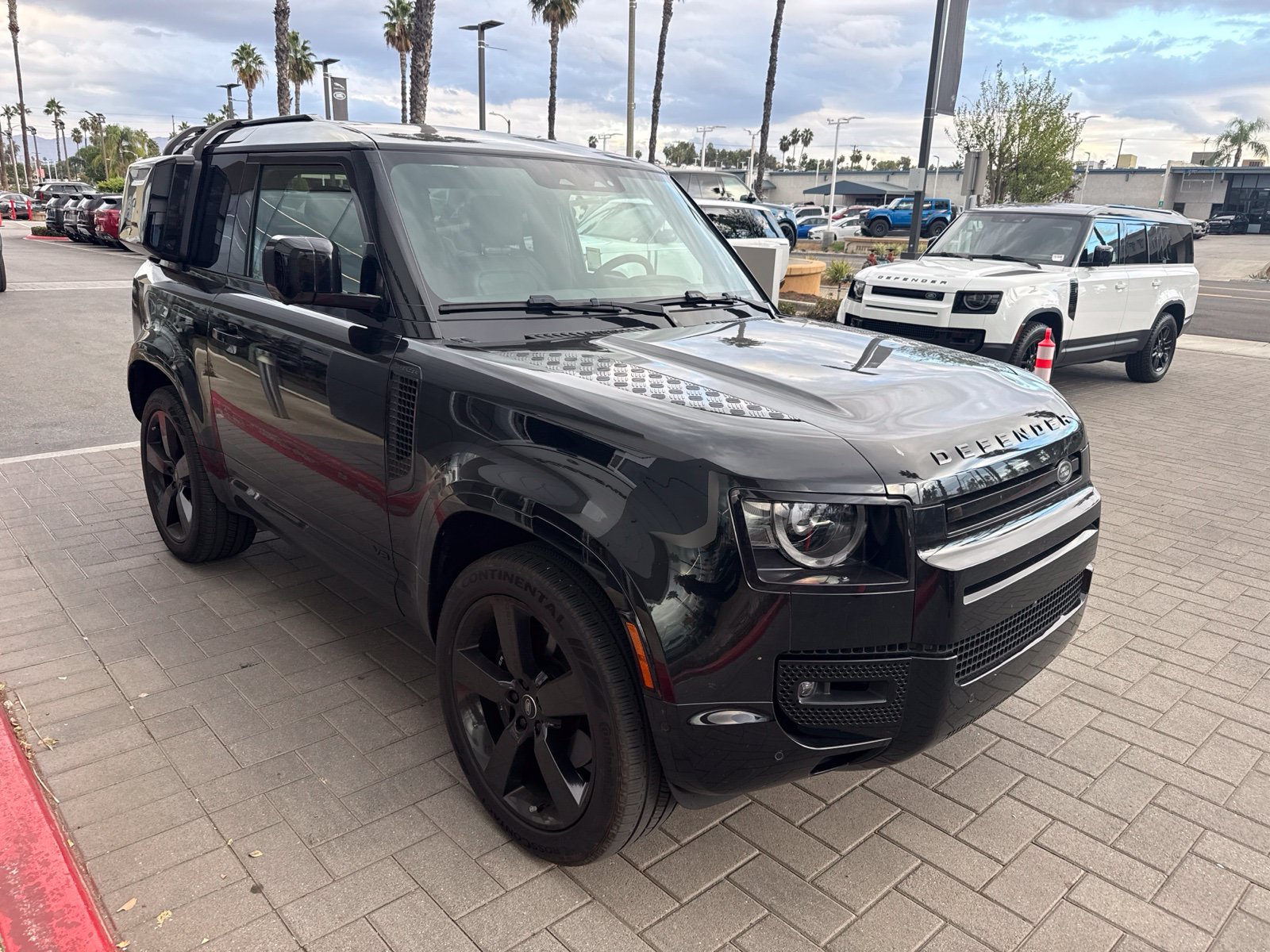 Certified 2024 Land Rover Defender 90 V8 AWD/4WD image 5