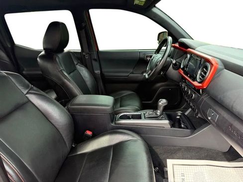 Used 2017 Toyota Tacoma TRD Off-Road AWD/4WD image 14