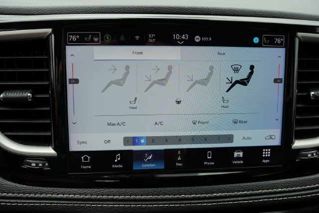 Certified 2024 Chrysler Pacifica Limited FWD image 30
