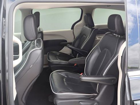 Used 2023 Chrysler Pacifica Limited FWD image 25