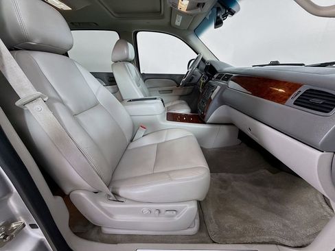Used 2011 Chevrolet Avalanche LTZ AWD/4WD image 31