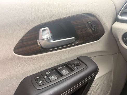 Used 2024 Chrysler Pacifica Limited FWD image 18