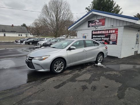 Used 2016 Toyota Camry SE image 4