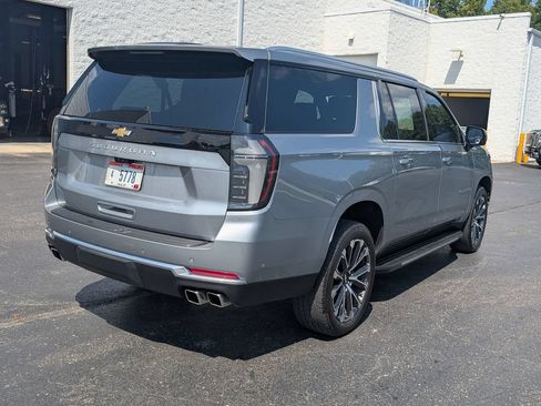 Used 2025 Chevrolet Suburban High Country AWD/4WD image 7