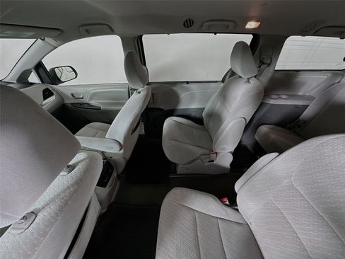 Used 2019 Toyota Sienna LE AWD/4WD image 11