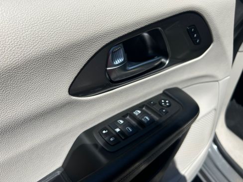 Used 2022 Chrysler Pacifica Touring-L FWD image 13
