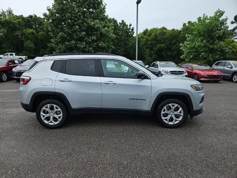Used 2024 Jeep Compass Latitude AWD/4WD image 8