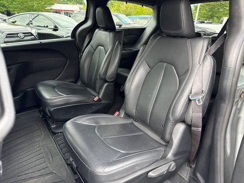 Used 2019 Chrysler Pacifica Touring-L w/ S Appearance Package FWD image 18