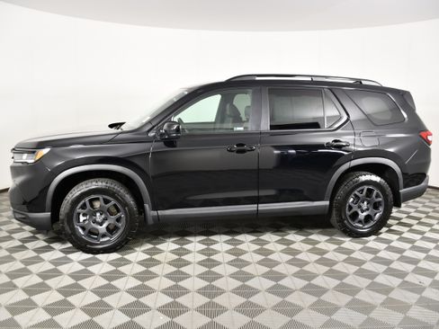 Certified 2025 Honda Pilot TrailSport image 9