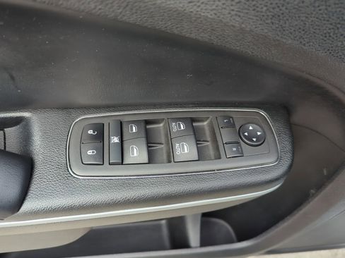 Used 2022 Chrysler 300 Touring w/ Sport Appearance Package image 11