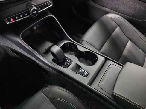 Certified 2025 Volvo XC40 B5 Core image 30