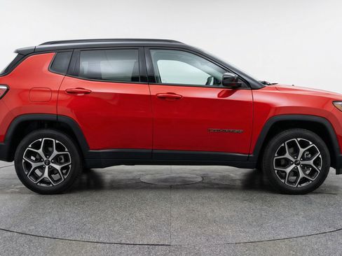 Used 2025 Jeep Compass Limited image 11
