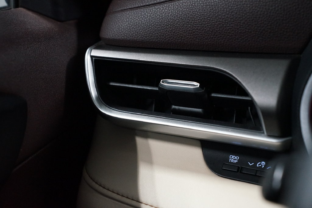 Used 2020 Toyota Highlander XLE FWD image 23