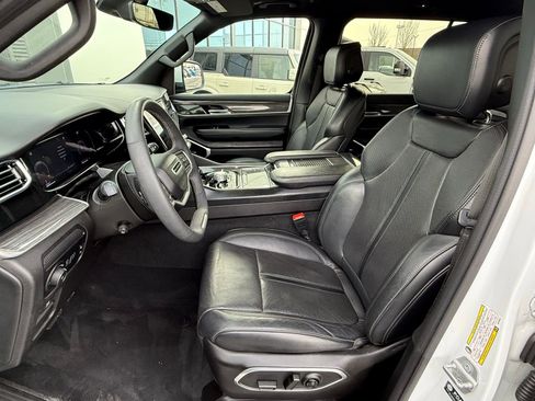 Used 2022 Jeep Wagoneer Series III w/ Premium Group I image 12