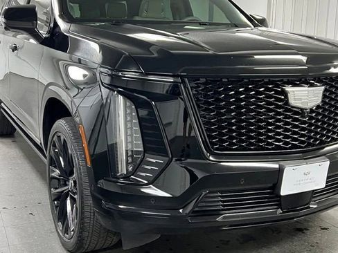 Used 2025 Cadillac Escalade ESV Sport Platinum w/ LPO, ONYX Package AWD/4WD image 9