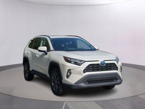 Used 2022 Toyota RAV4 XLE Premium AWD/4WD image 9