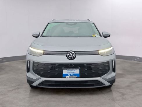Used 2025 Volkswagen Tiguan SE image 2